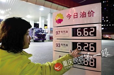 多空博弈下的國際油價震蕩下行，讓國內油價下調的預期越來越濃。多家社會監測機構數據顯示，新一輪油價調整窗口將于6月8日（下周一）開啟，從目前的原油走勢看，下調幅度預計在100元/噸左右，這將是年內第四次下調油價。受此預期影響，國內成品油批發價承壓下行。
